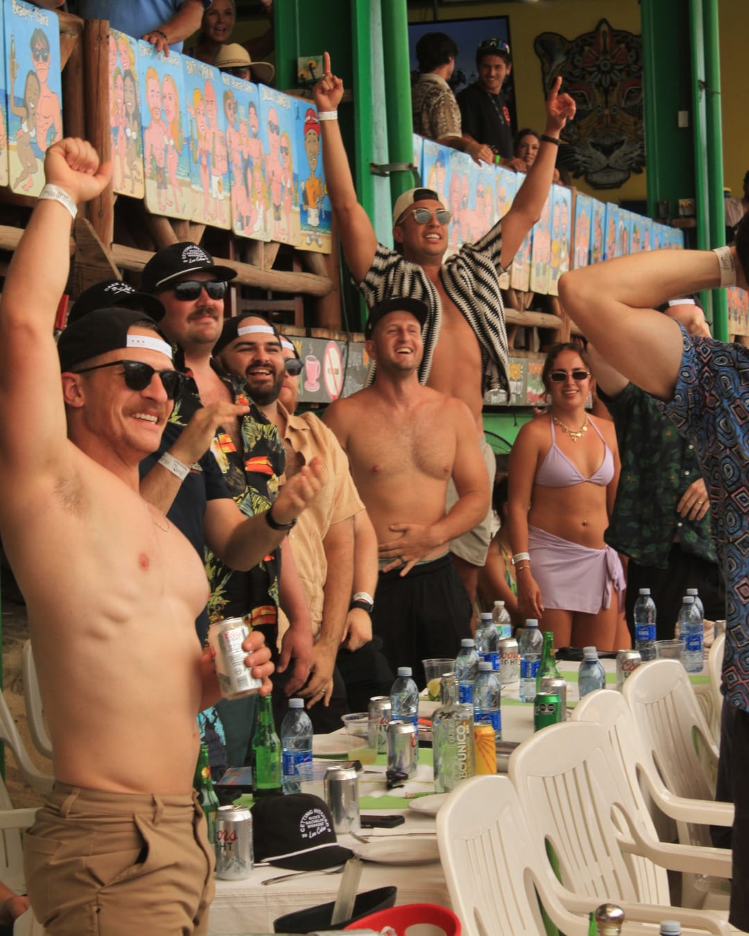 Multitud en la fiesta de playa en Mango Deck, Playa El Médano (6)
