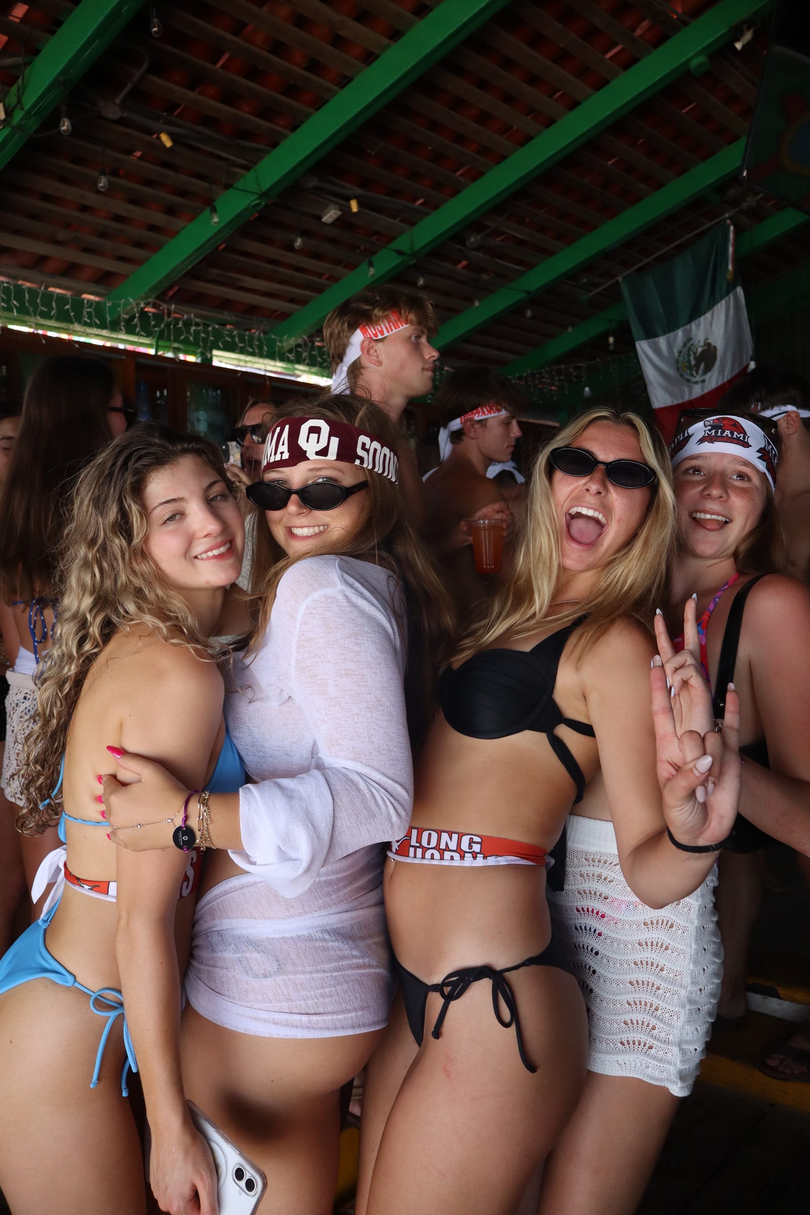 Multitud en la fiesta de playa en Mango Deck, Playa El Médano (9)