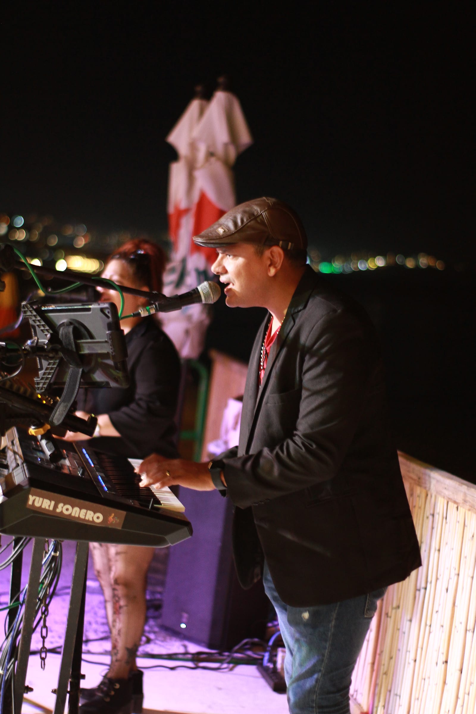 Música en vivo y el show en Mango Deck, Playa El Médano (7)